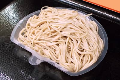 茹で上がり後、専用の中皿に乗せたそば麺