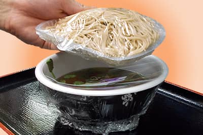 ダシ容器の上にセットしたそば麺の中皿