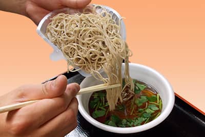 ダシに入れたそば麺
