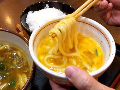 卵につけてすき焼き風カレーうどん