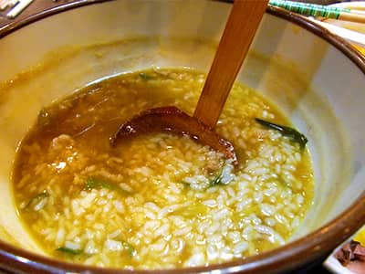カレーダシにご飯を入れてカレーおじや