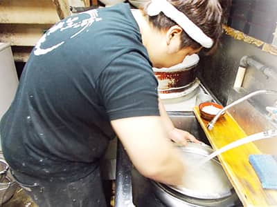 水で冷やしてうどんを締めるうどん職人・浅島じゅんき