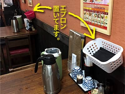 堀江店はこんな風にカレーうどん用エプロン置いてます。