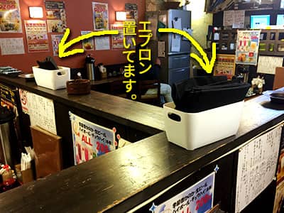 松屋町店はこんな風にカレーうどん用エプロン置いてます。