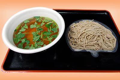 別容器に分けて入れたそばの麺とダシ