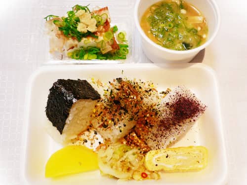 おにぎり弁当(味噌汁付き)