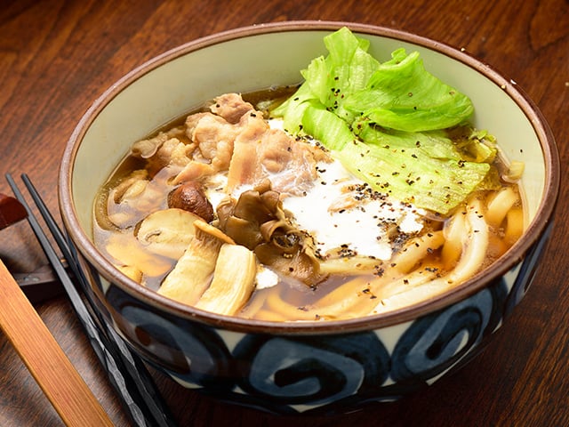 茶美豚とレタスも入った4種キノコと生クリームうどん・そば